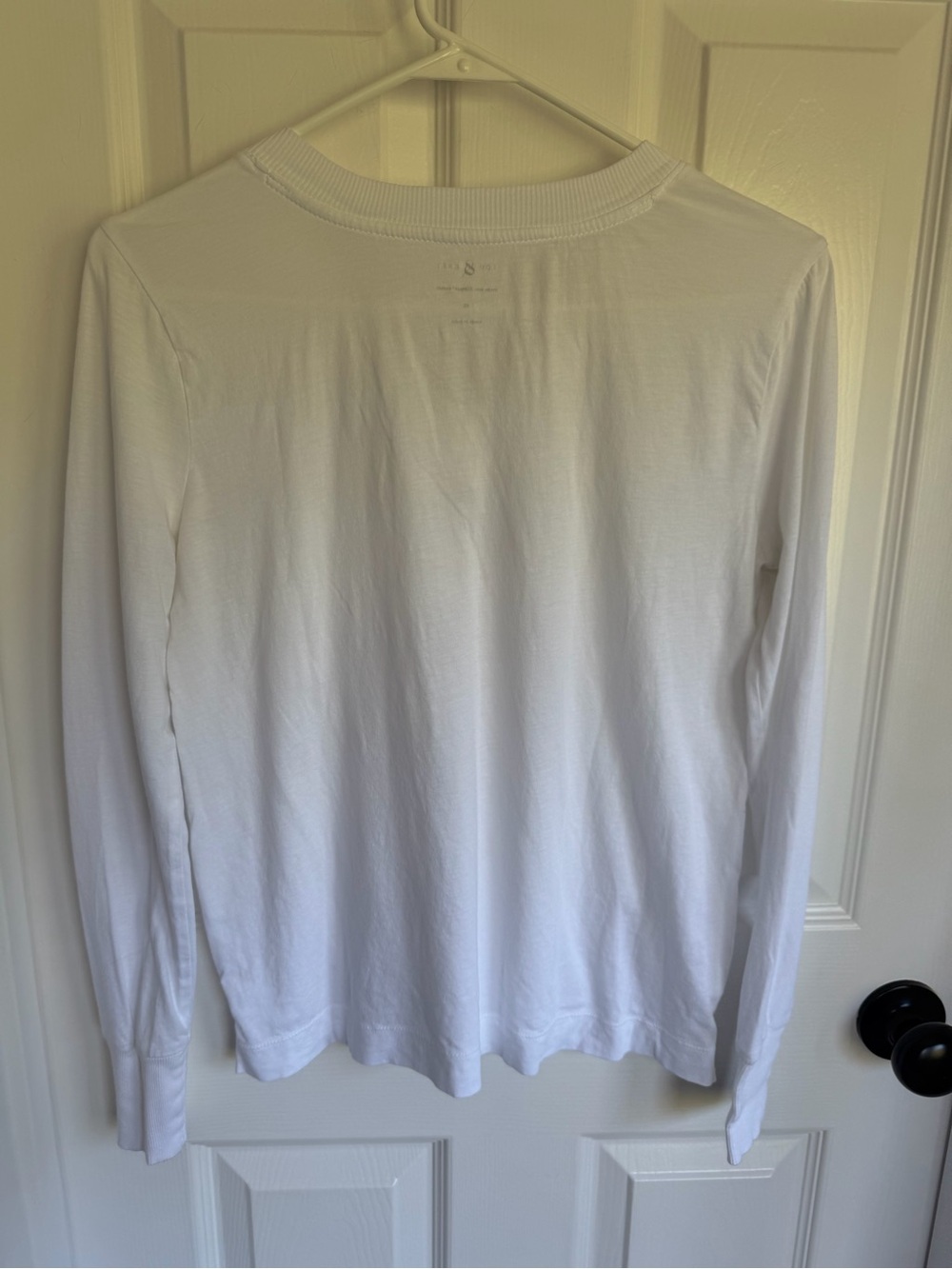 Lou & Grey Supima Cotton White V-neck Long Sleeve Top - Picture 4 of 6